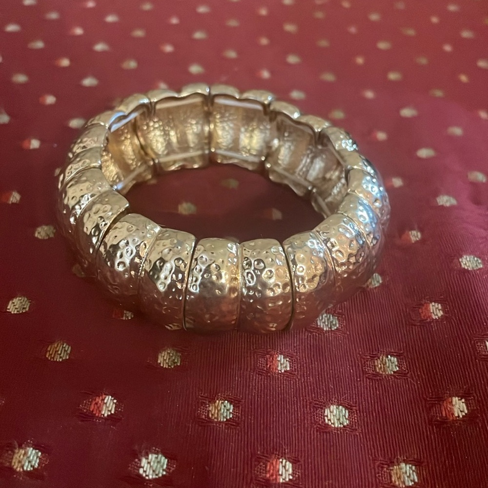 Gold tone stretch bracelet, barely used